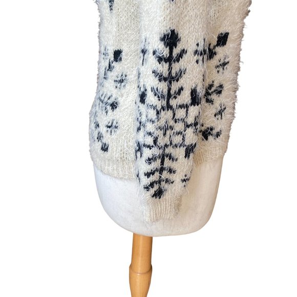 Finn & Clover Snowflake Sweater Cream Blue Fuzzy Holiday Sz M - Picture 8 of 13